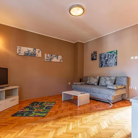Apartment 3 Bedroom Cozy In *
