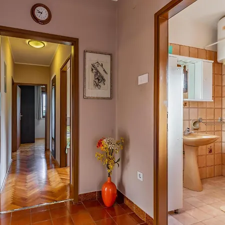3 Bedroom Lovely In * Banjole