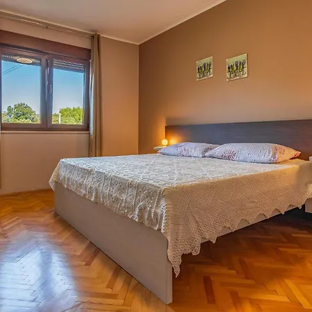 3 Bedroom Cozy In Apartment