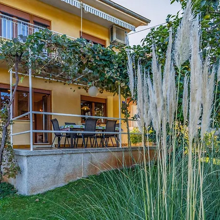 3 Bedroom Cozy In Apartment Banjole