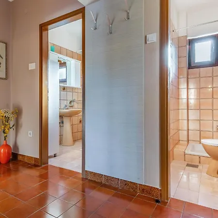 3 Bedroom Cozy In * Banjole